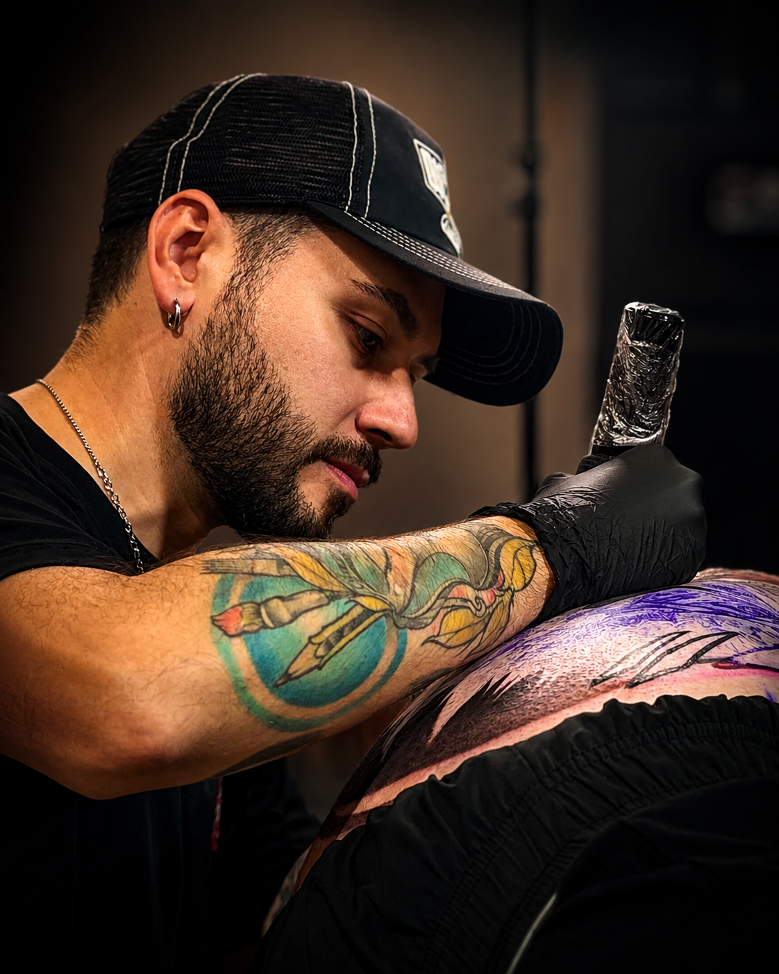 Ritratto di Thomas Morello AKA SAZE tattoo artist resident di Happy Tattoo Club a Bra