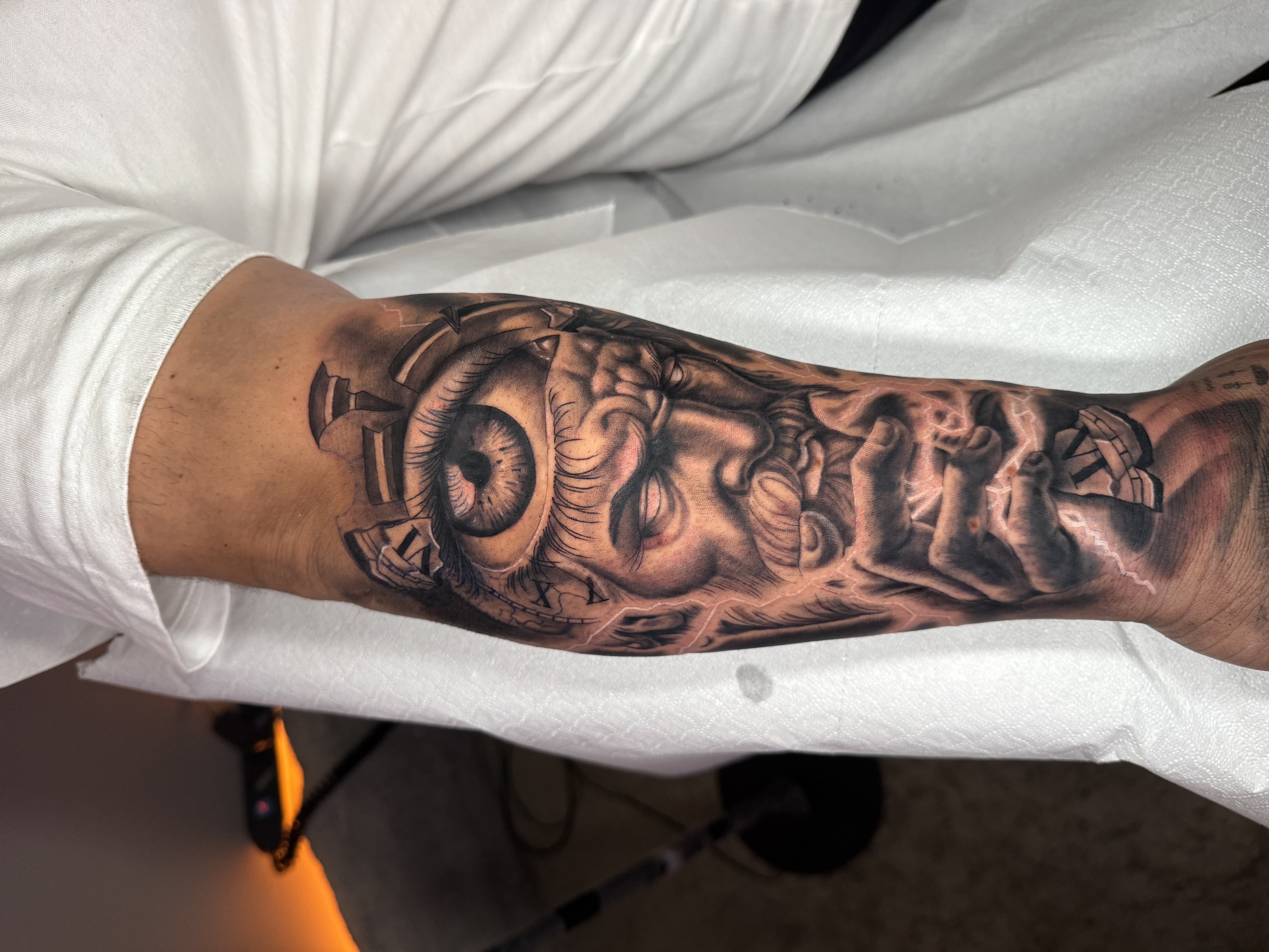 Tatuaggio realistico black and gray sul braccio realizzato da Andrea N. Agnelli