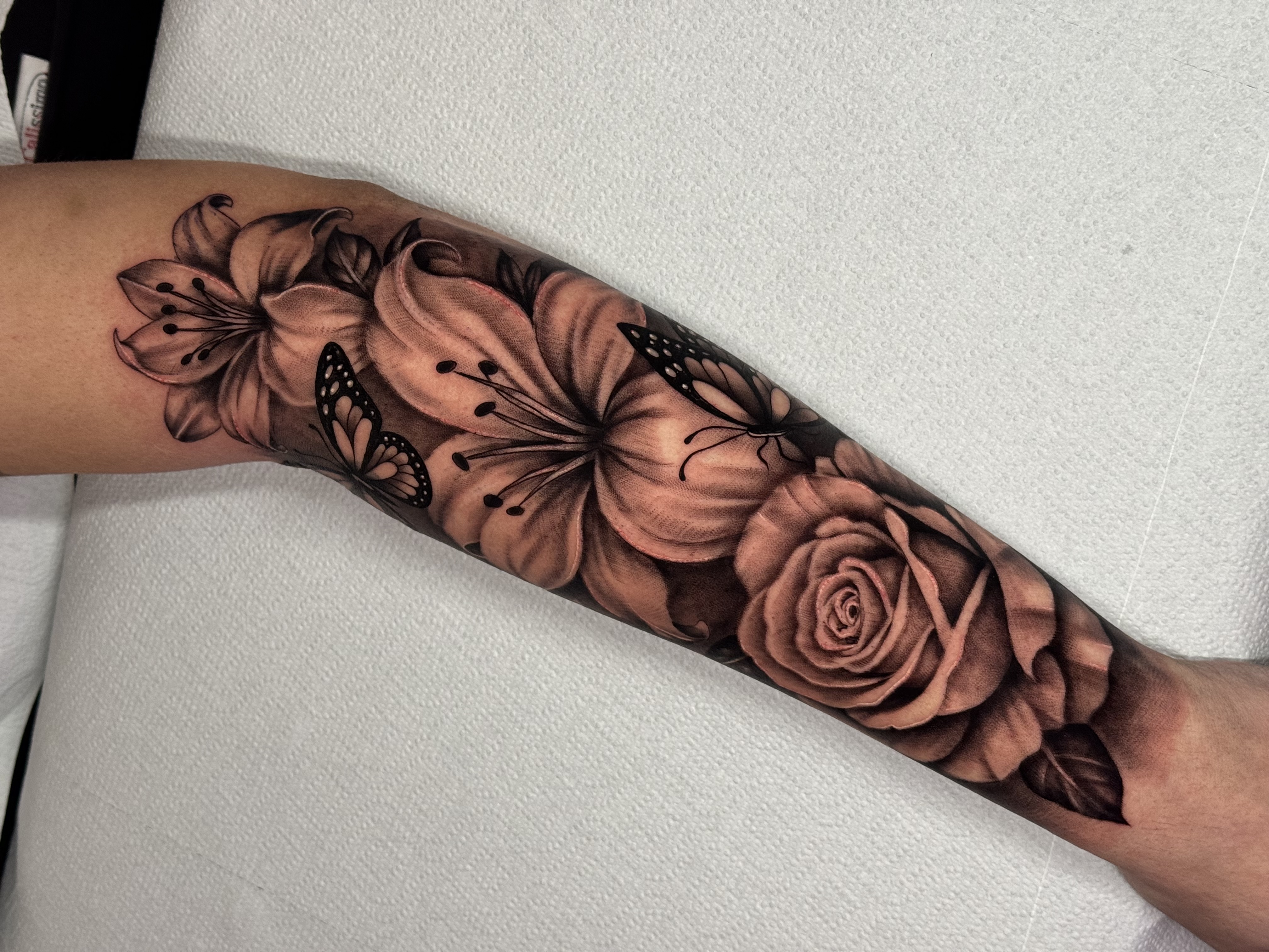 Tatuaggio floreale sleeve black and gray realizzato da Andrea N. Agnelli