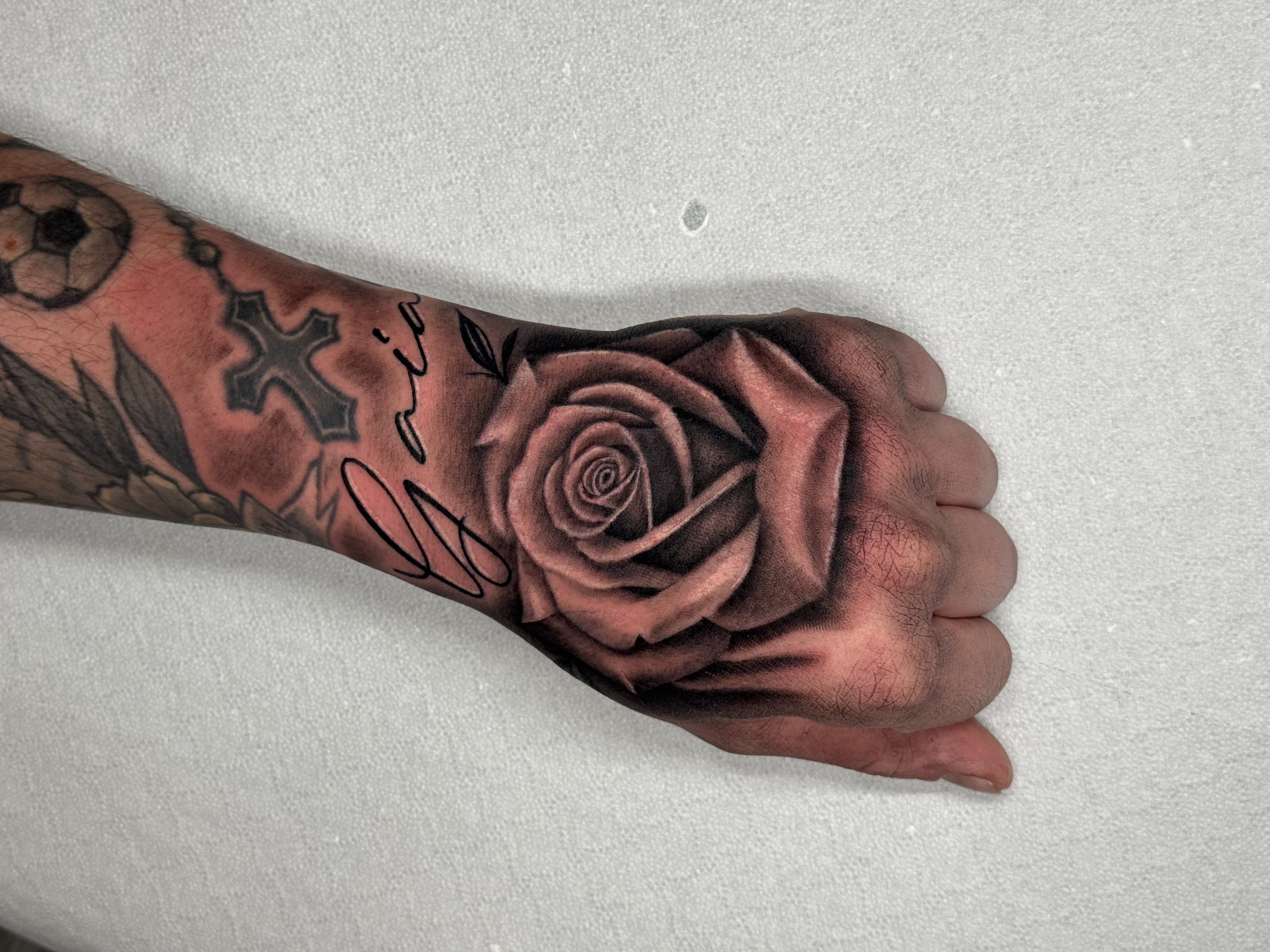Tatuaggio rosa black and gray sulla mano realizzato da Andrea N. Agnelli