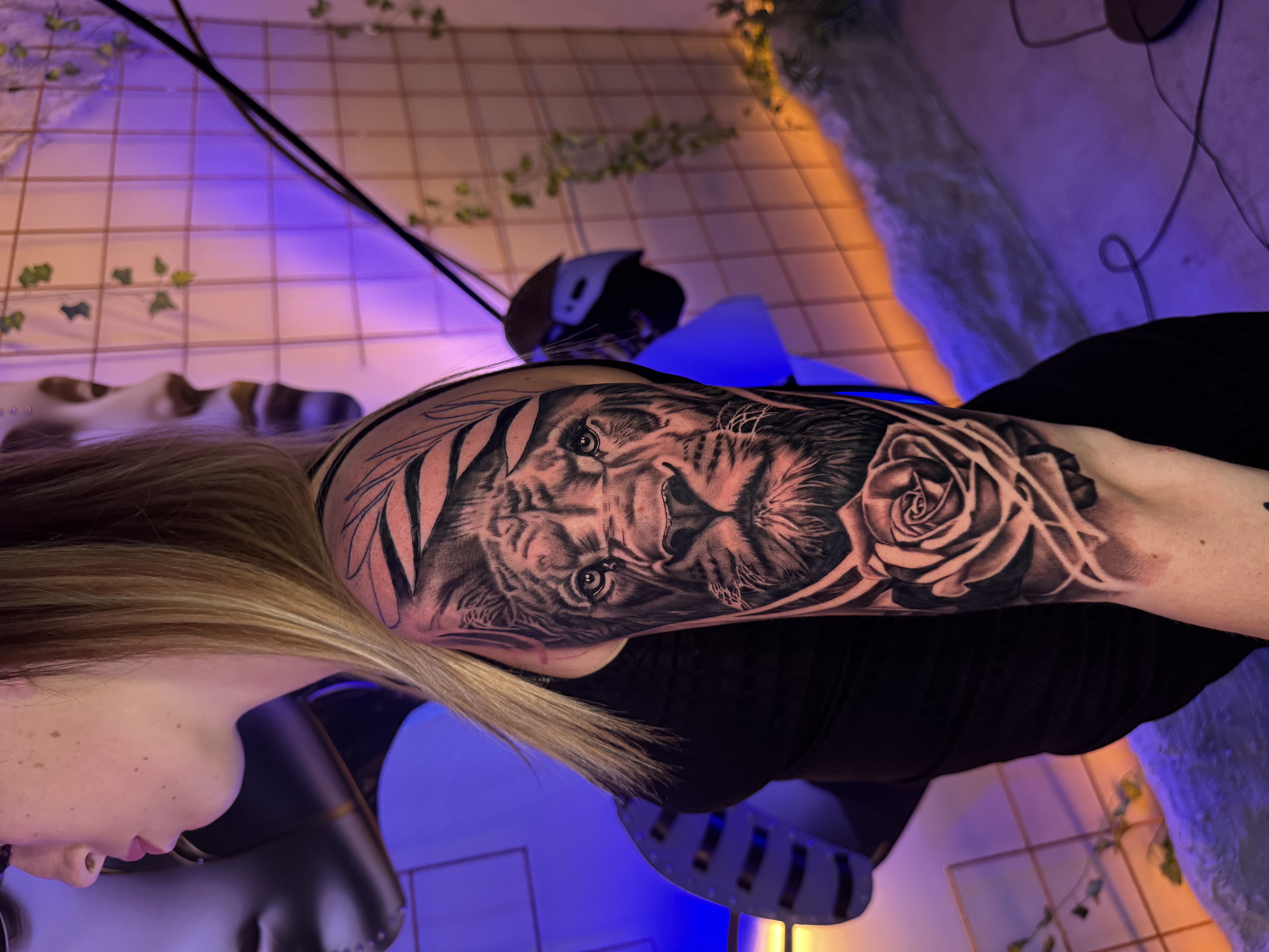 Tatuaggio black and gray sleeve realistico con ritratto realizzato da Andrea N. Agnelli
