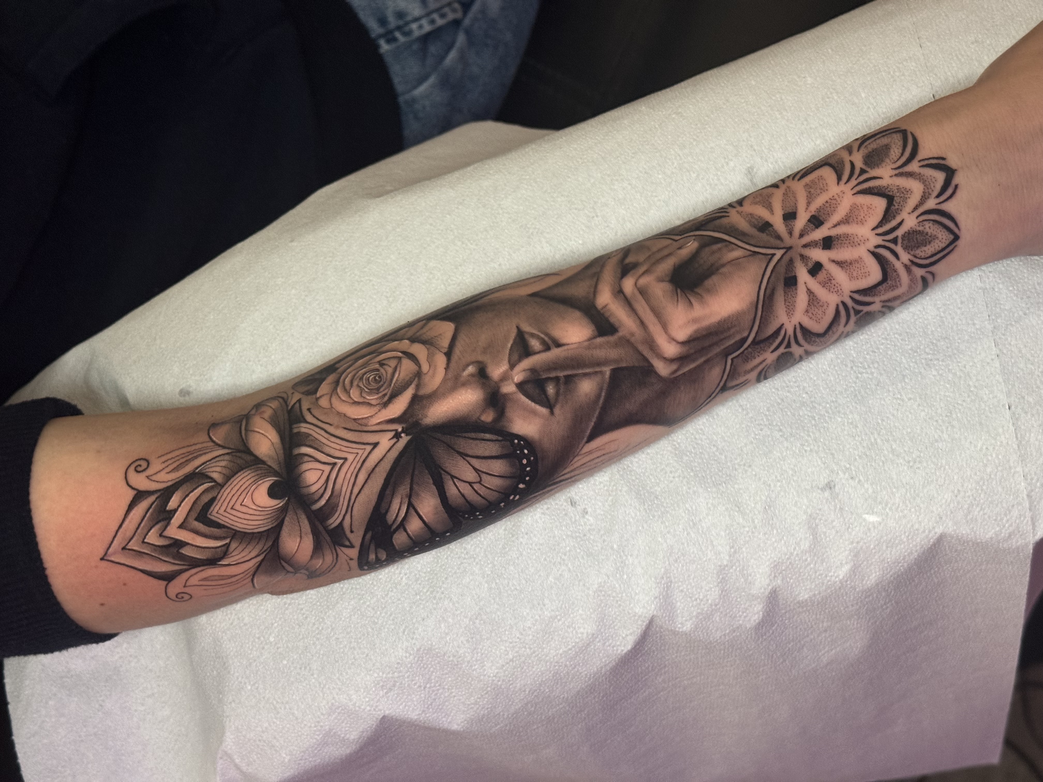 Tatuaggio black and gray sleeve con volti e rose realizzato da Andrea N. Agnelli