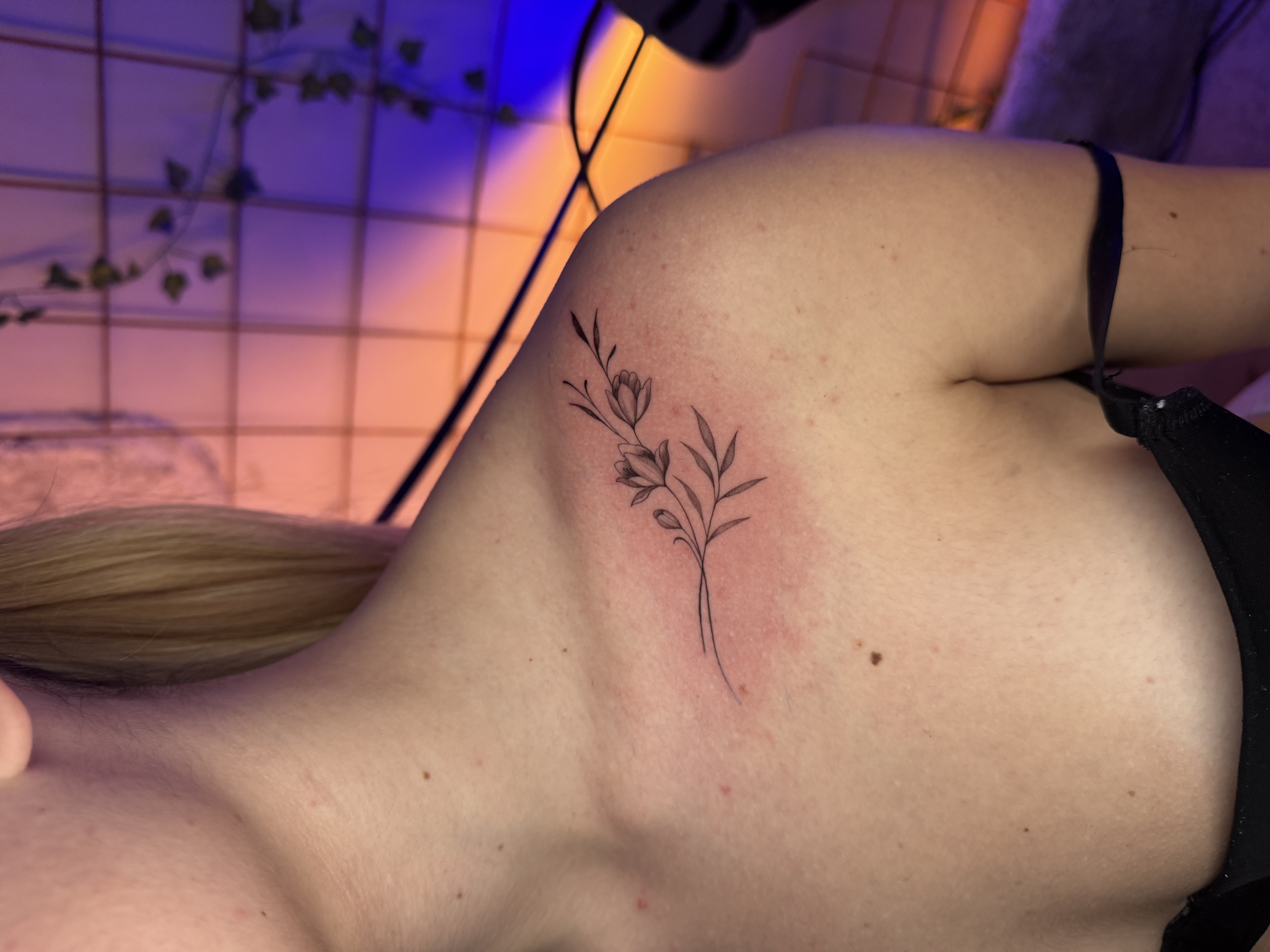 Tatuaggio botanico fine line sulla clavicola realizzato da Andrea N. Agnelli