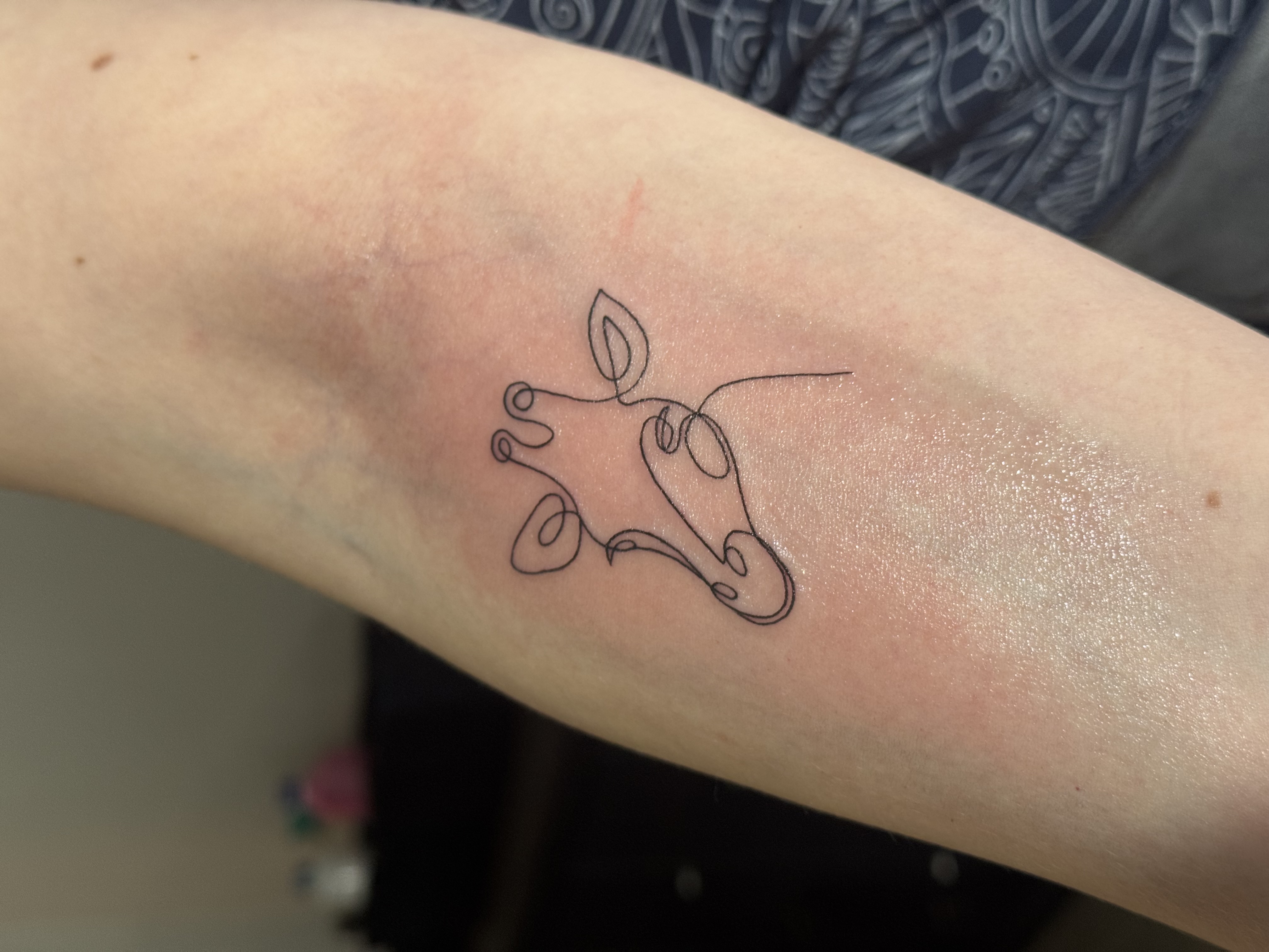 Piccolo tatuaggio fiore fine line realizzato da Andrea N. Agnelli