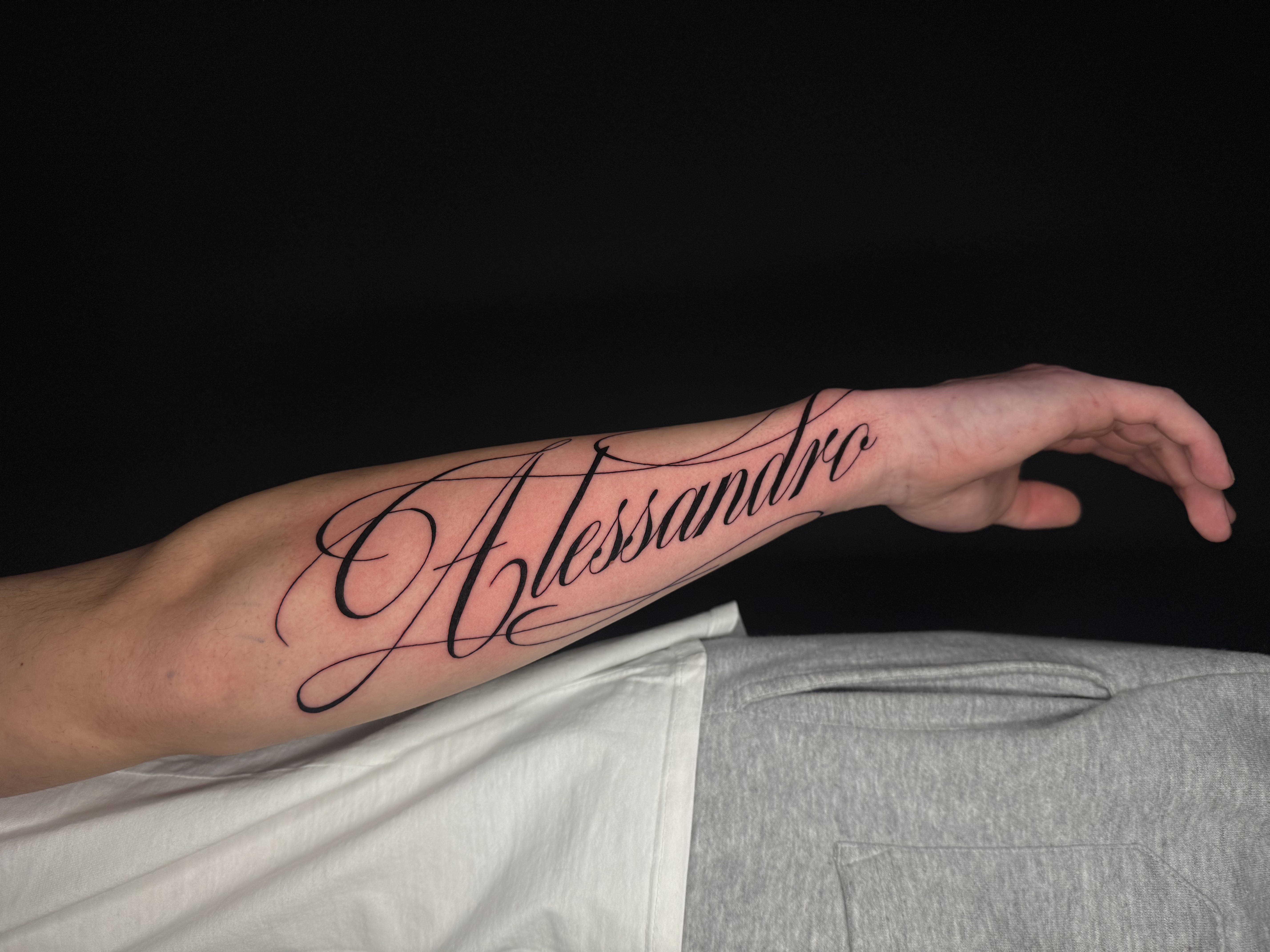 Tatuaggio lettering fine line sull'avambraccio realizzato da Andrea N. Agnelli