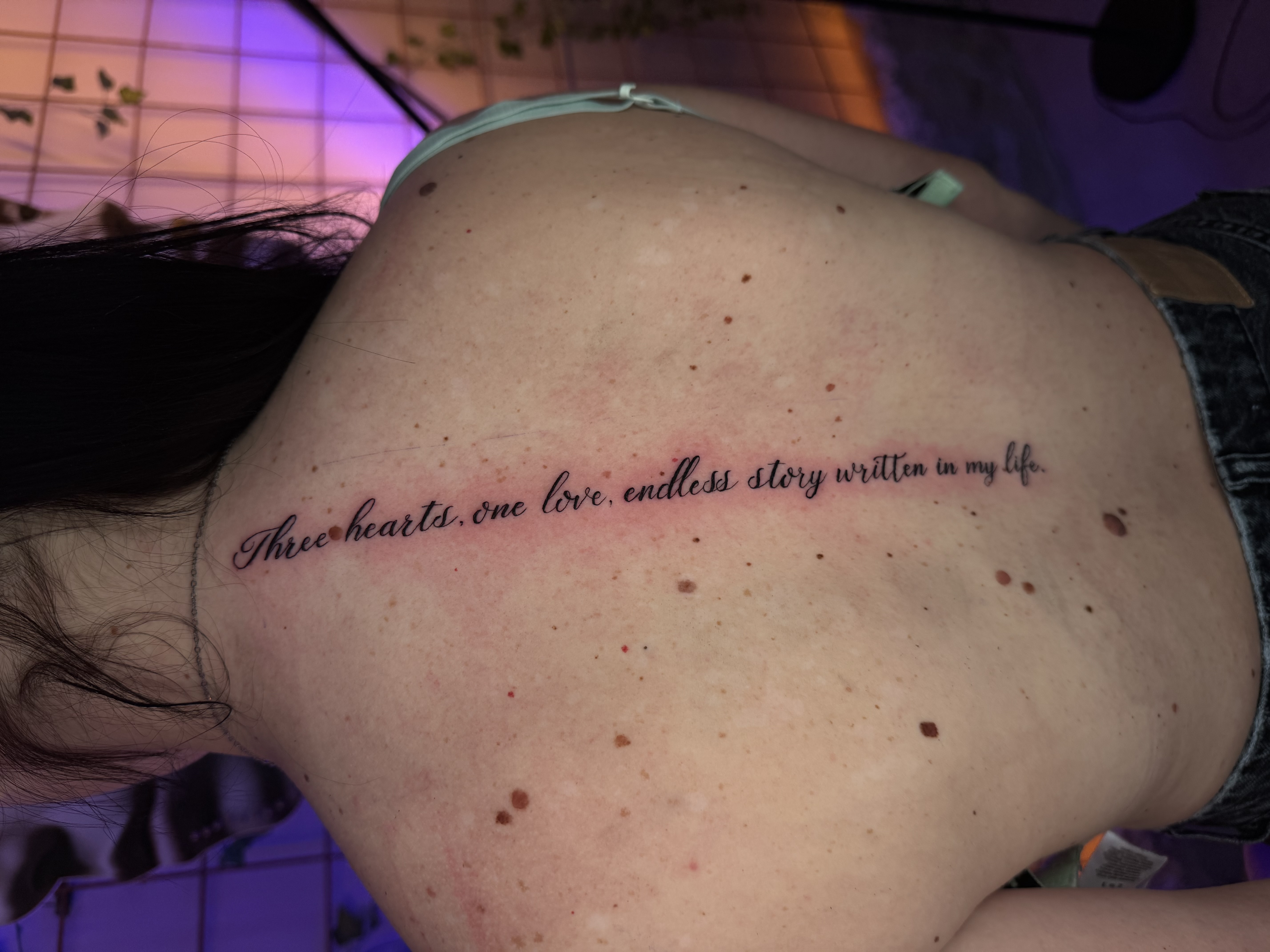 Tatuaggio fine line con frase sulla schiena realizzato da Andrea N. Agnelli a Bra