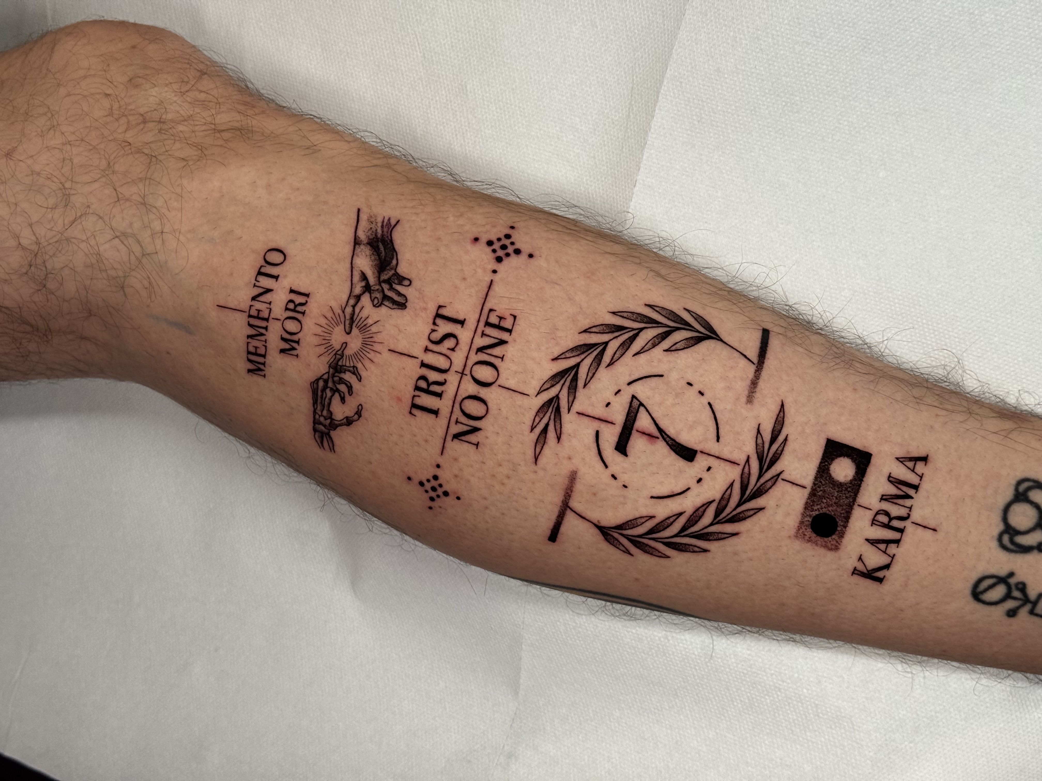 Tatuaggio fine line con scritta e uccello realizzato da Andrea N. Agnelli a Bra