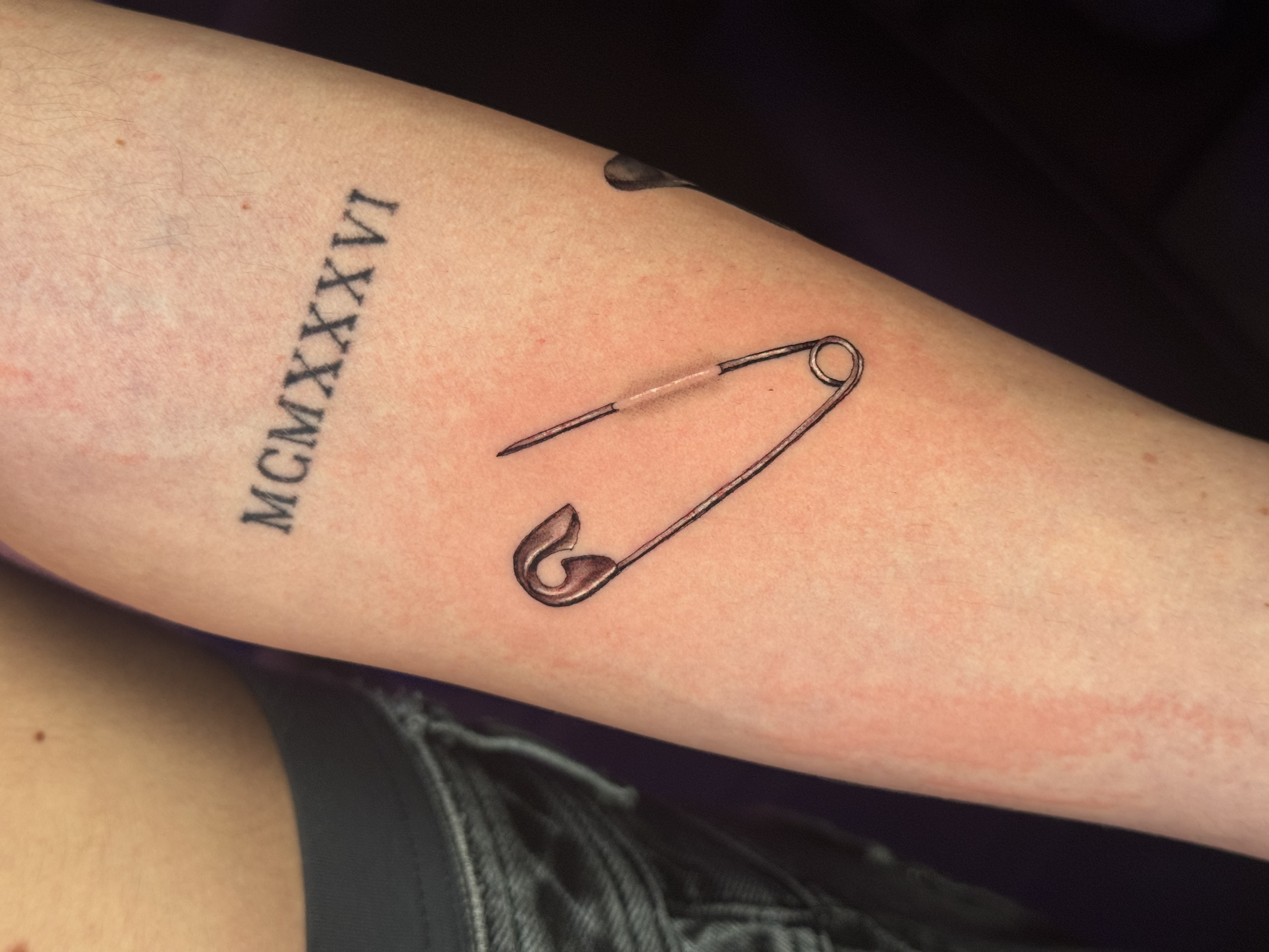 Tatuaggio microrealismo spilla da balia minimal realizzato da Andrea N. Agnelli