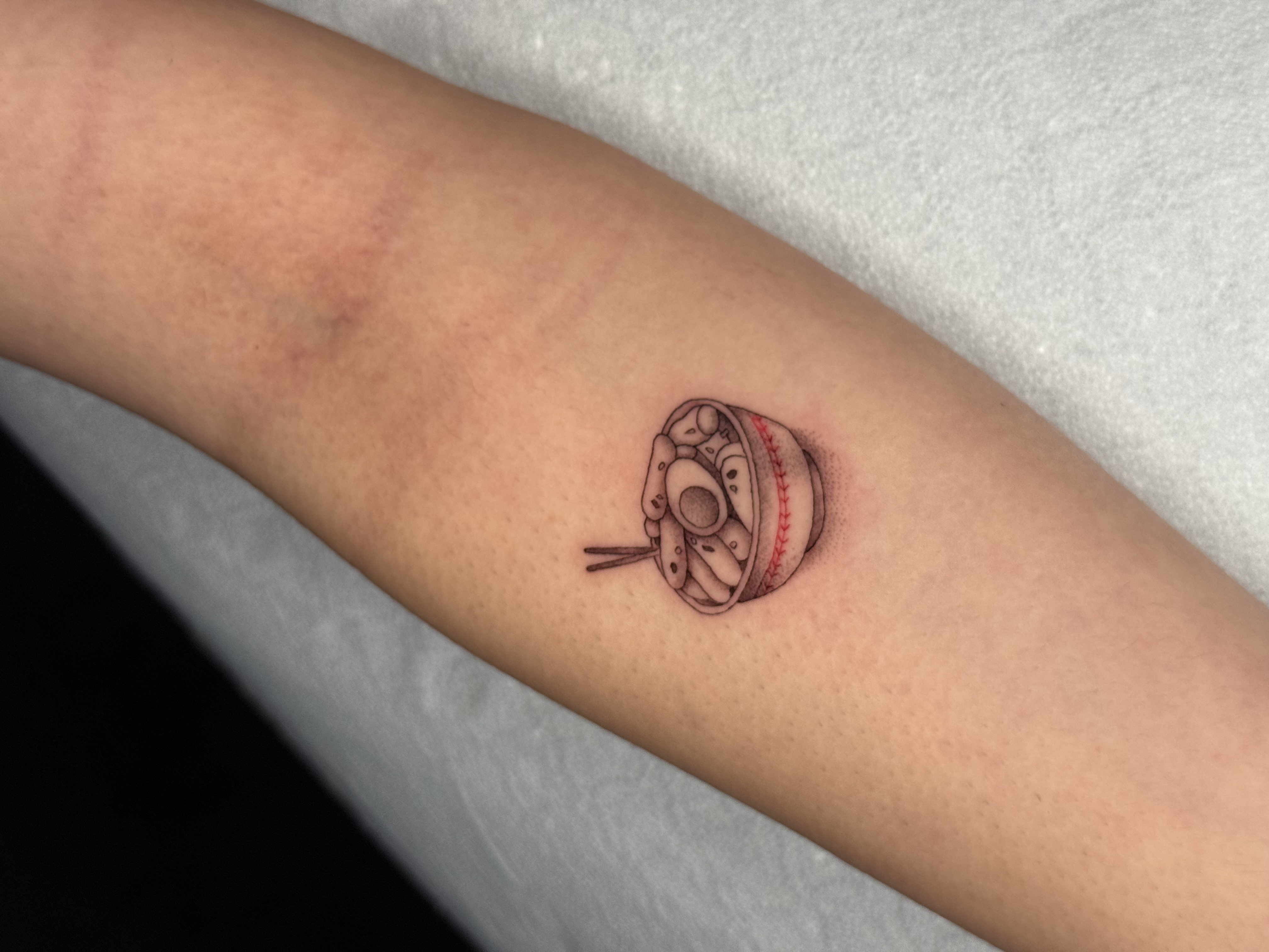 Tatuaggio microrealismo rosa piccola realizzato da Andrea N. Agnelli