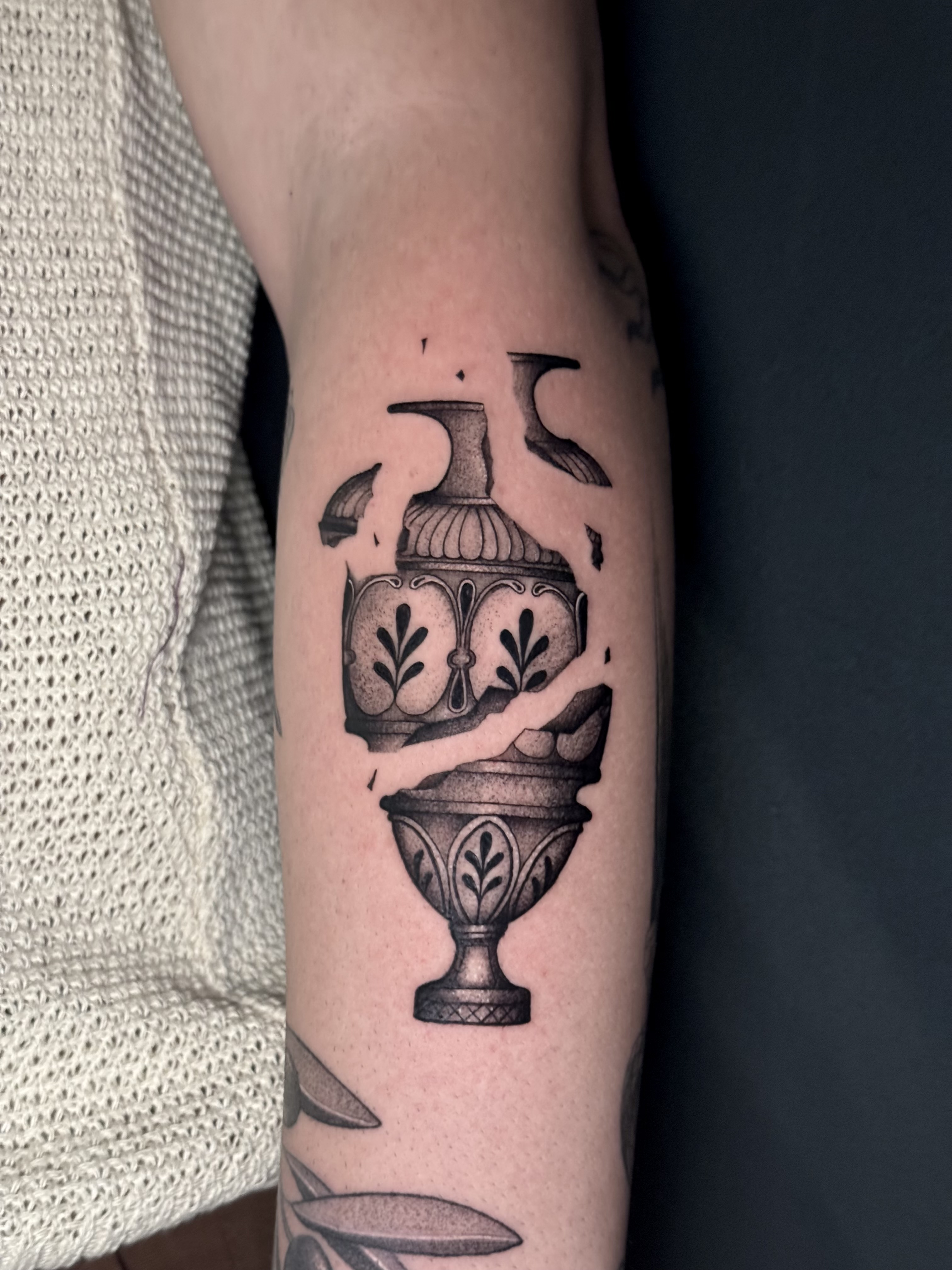 Tatuaggio microrealismo vaso con panda realizzato da Andrea N. Agnelli a Bra