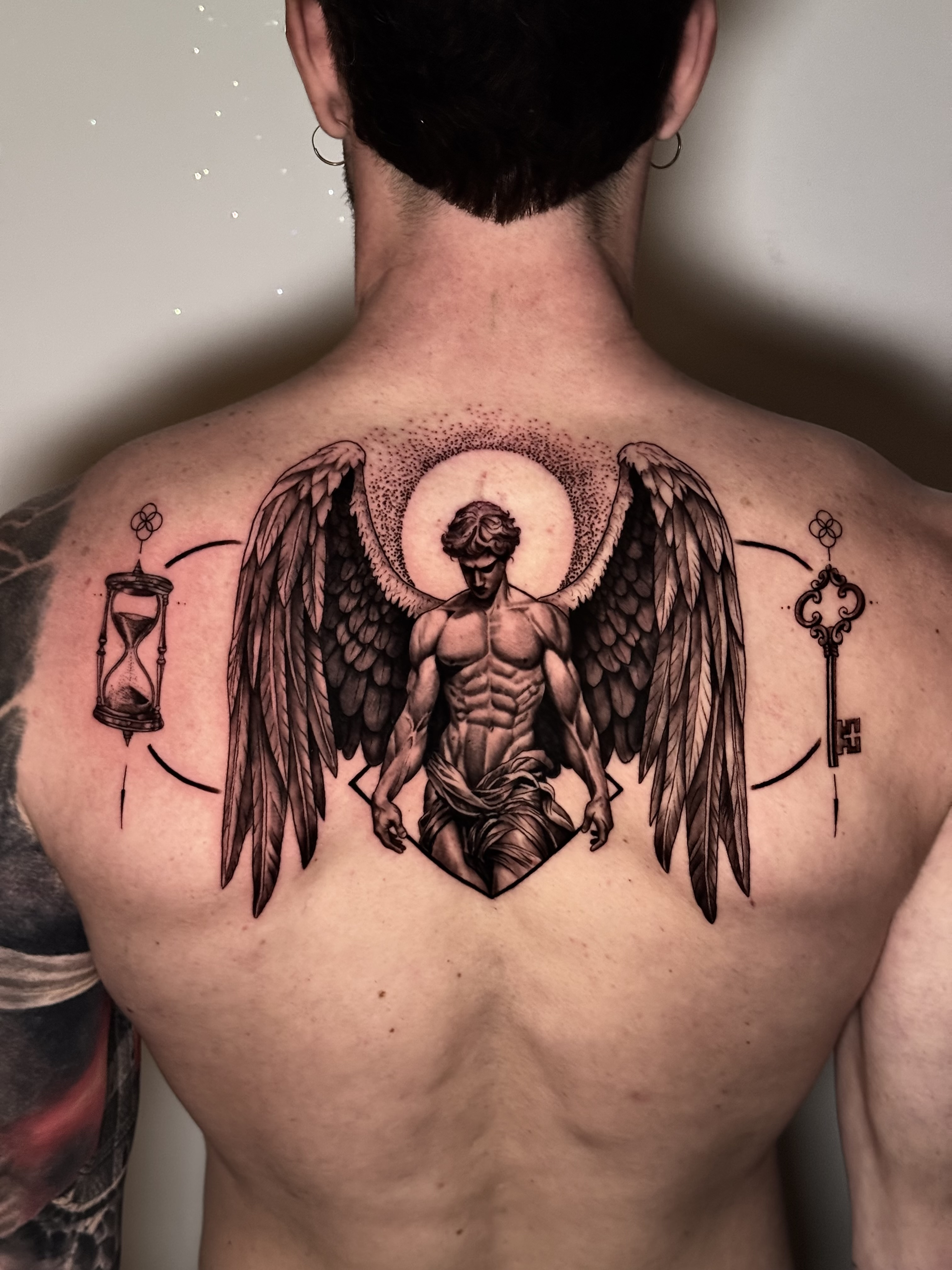 Tatuaggio microrealismo con due angeli sulla schiena realizzato da Andrea N. Agnelli
