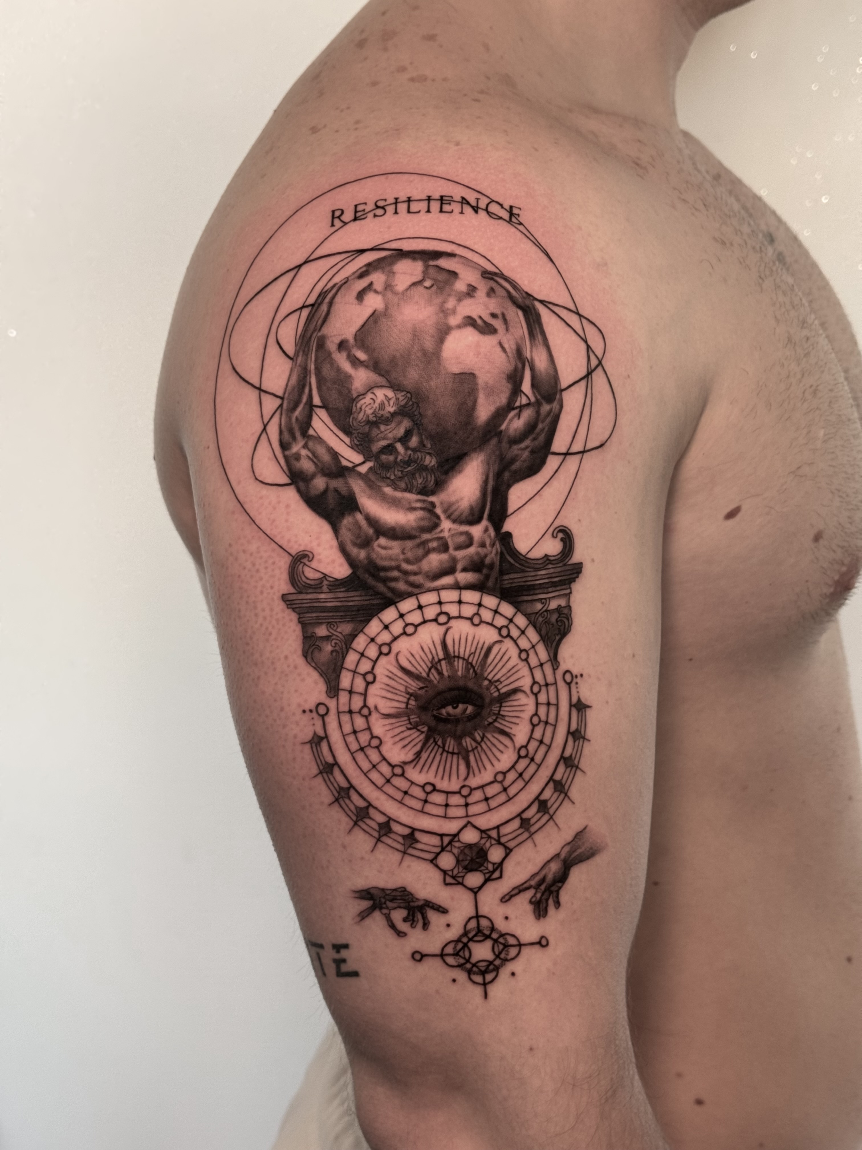 Tatuaggio realistico leone e orologio black and gray realizzato da Andrea N. Agnelli
