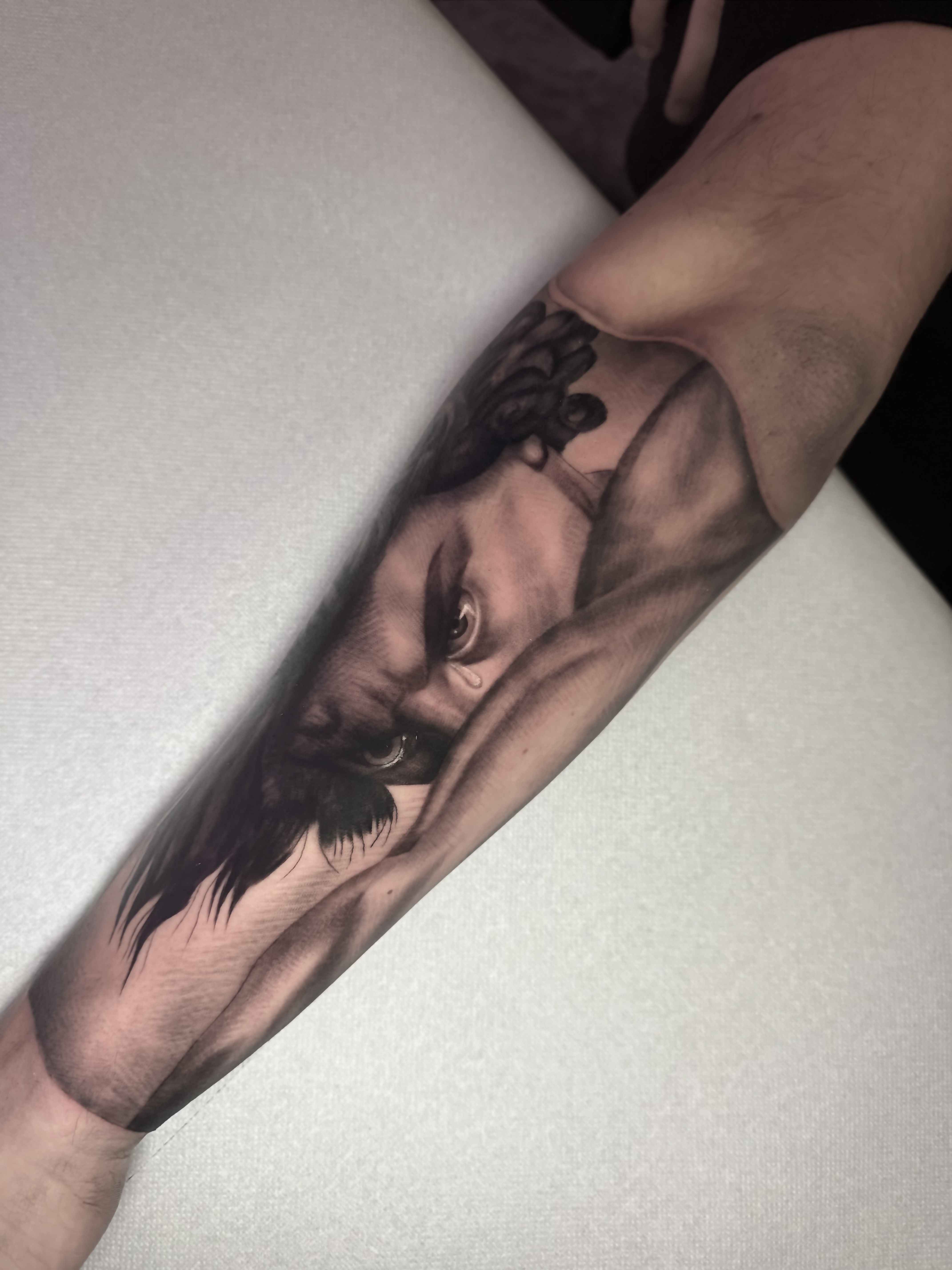 Tatuaggio realistico ritratto su avambraccio realizzato da Andrea N. Agnelli a Bra