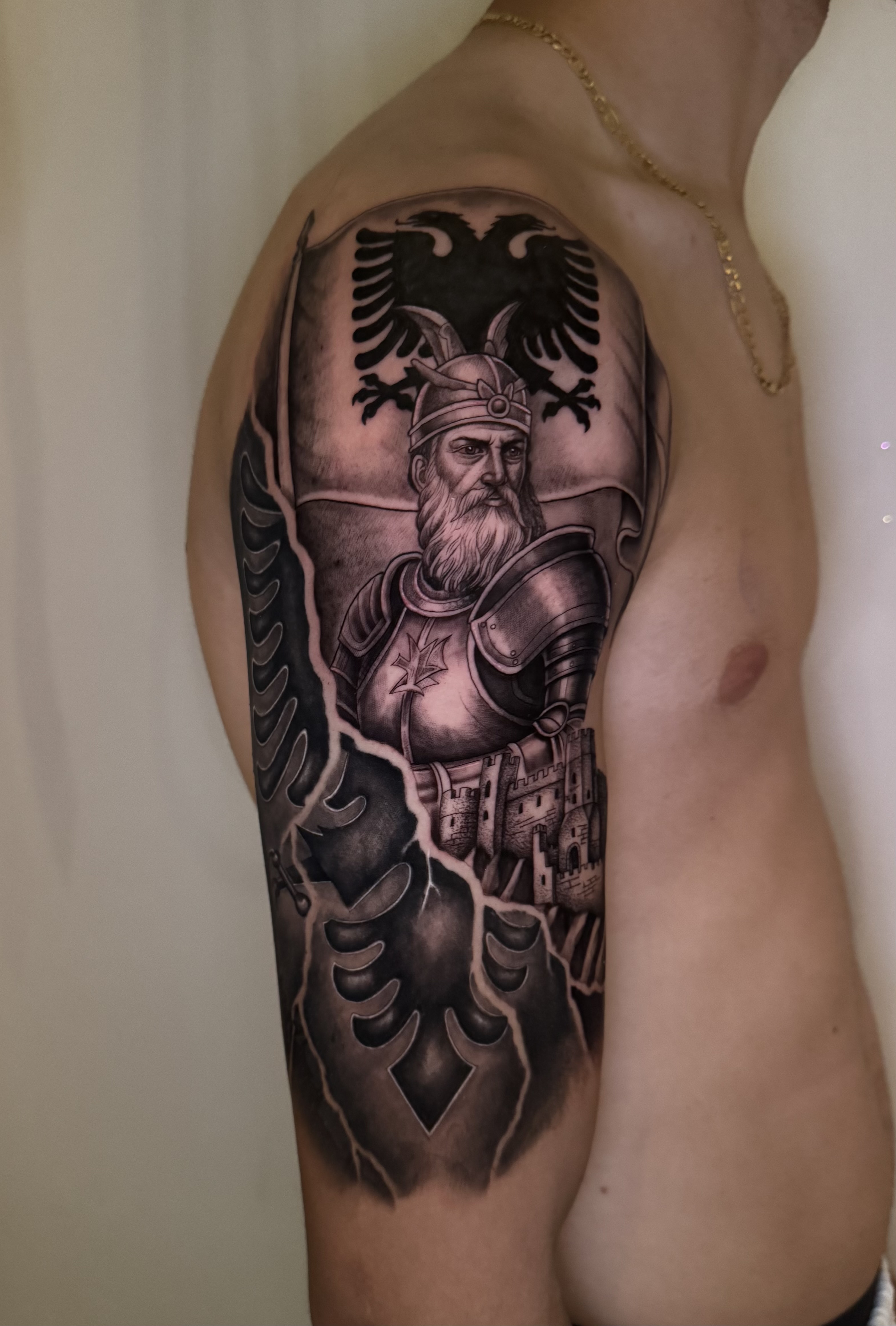 Tatuaggio realistico statua e orologio realizzato da Andrea N. Agnelli