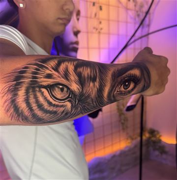 Tatuaggio realismo black and gray occhio di tigre di Andrea N. Agnelli