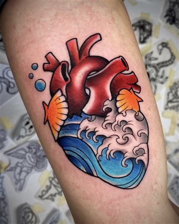 Tatuaggio color cuore e onda di Thomas Morello AKA SAZE