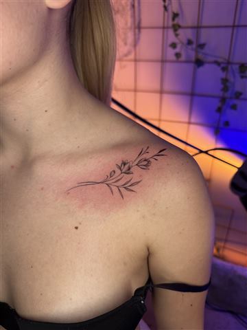 Tatuaggio fine line botanico di Andrea N. Agnelli