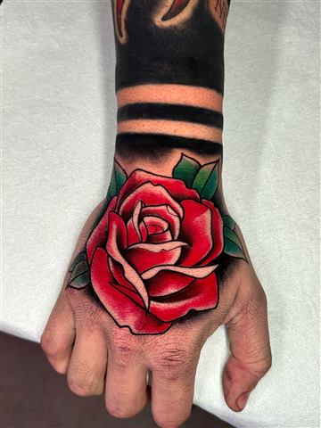 Tatuaggio neo traditional rosa a colori di Thomas Morello AKA SAZE