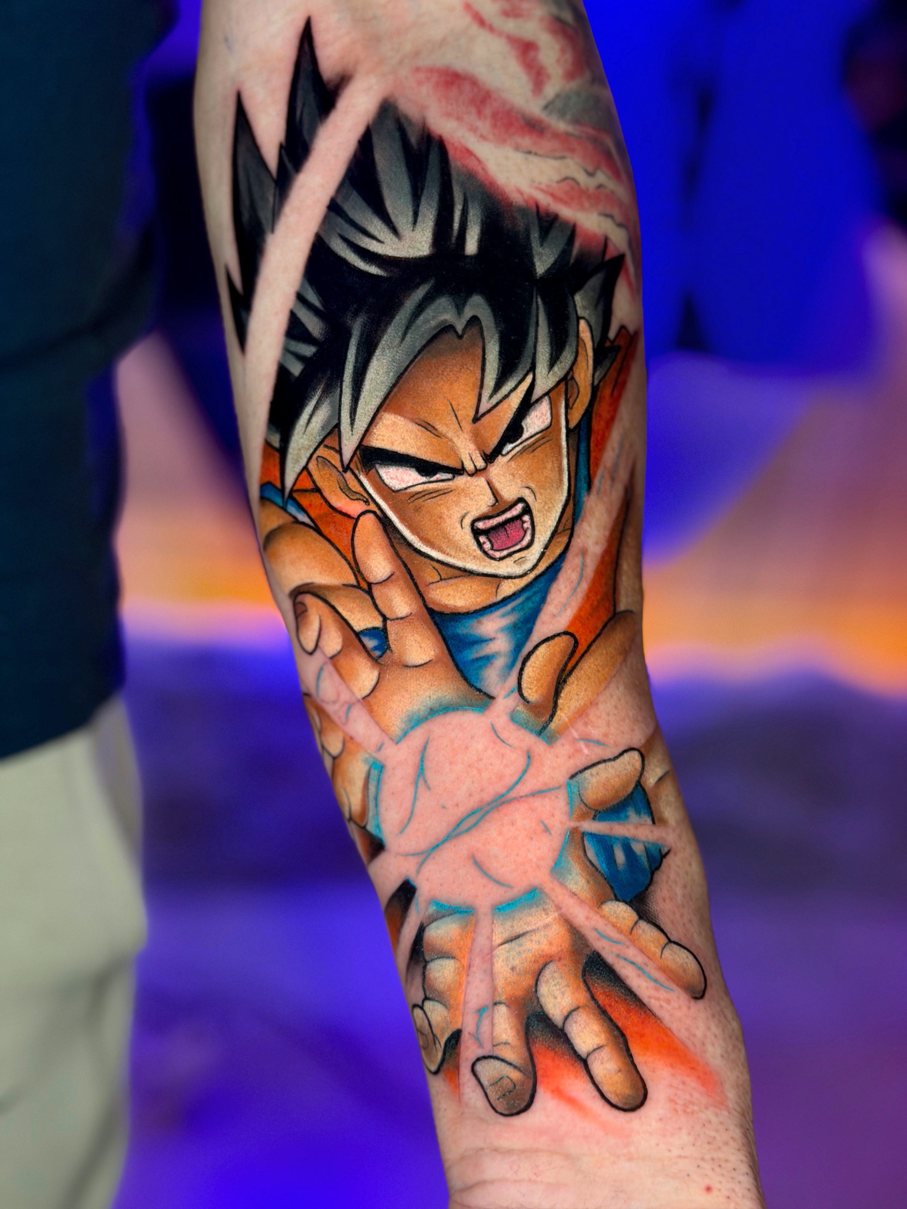 Tatuaggio anime Goku a colori realizzato da SAZE da Happy Tattoo Club