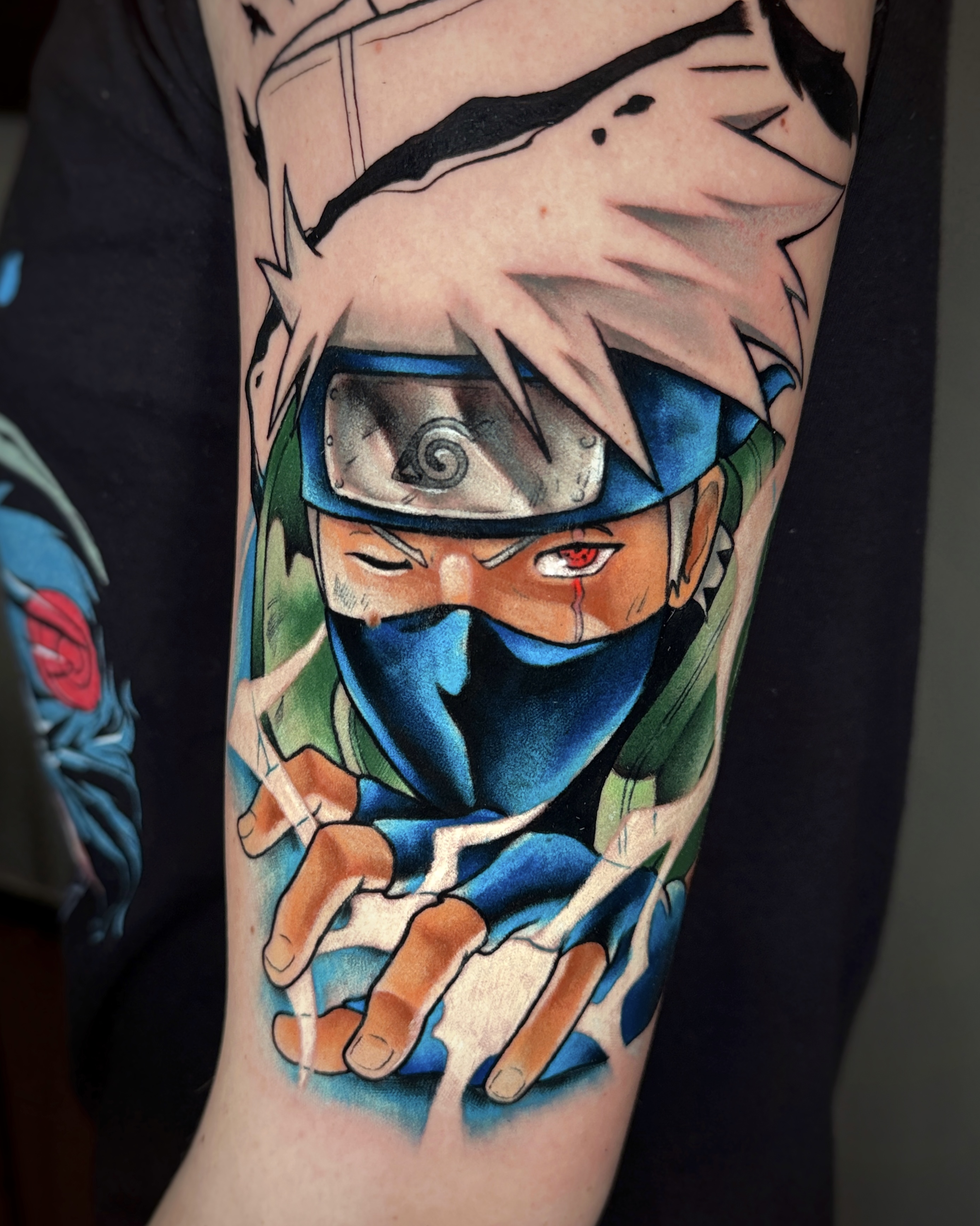 Tatuaggio anime Kakashi a colori realizzato da Thomas Morello AKA SAZE