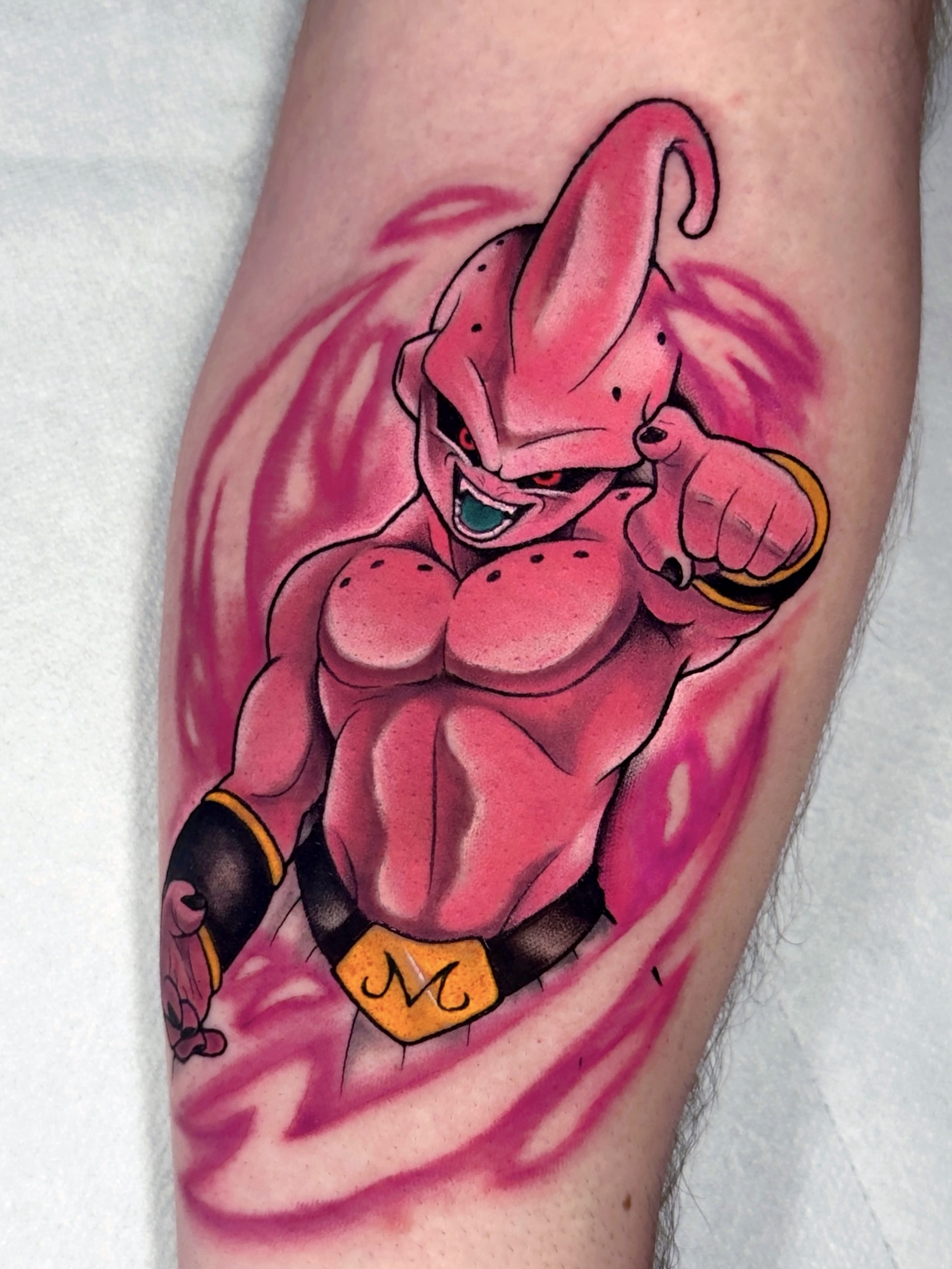 Tatuaggio anime Majin Buu a colori realizzato da SAZE