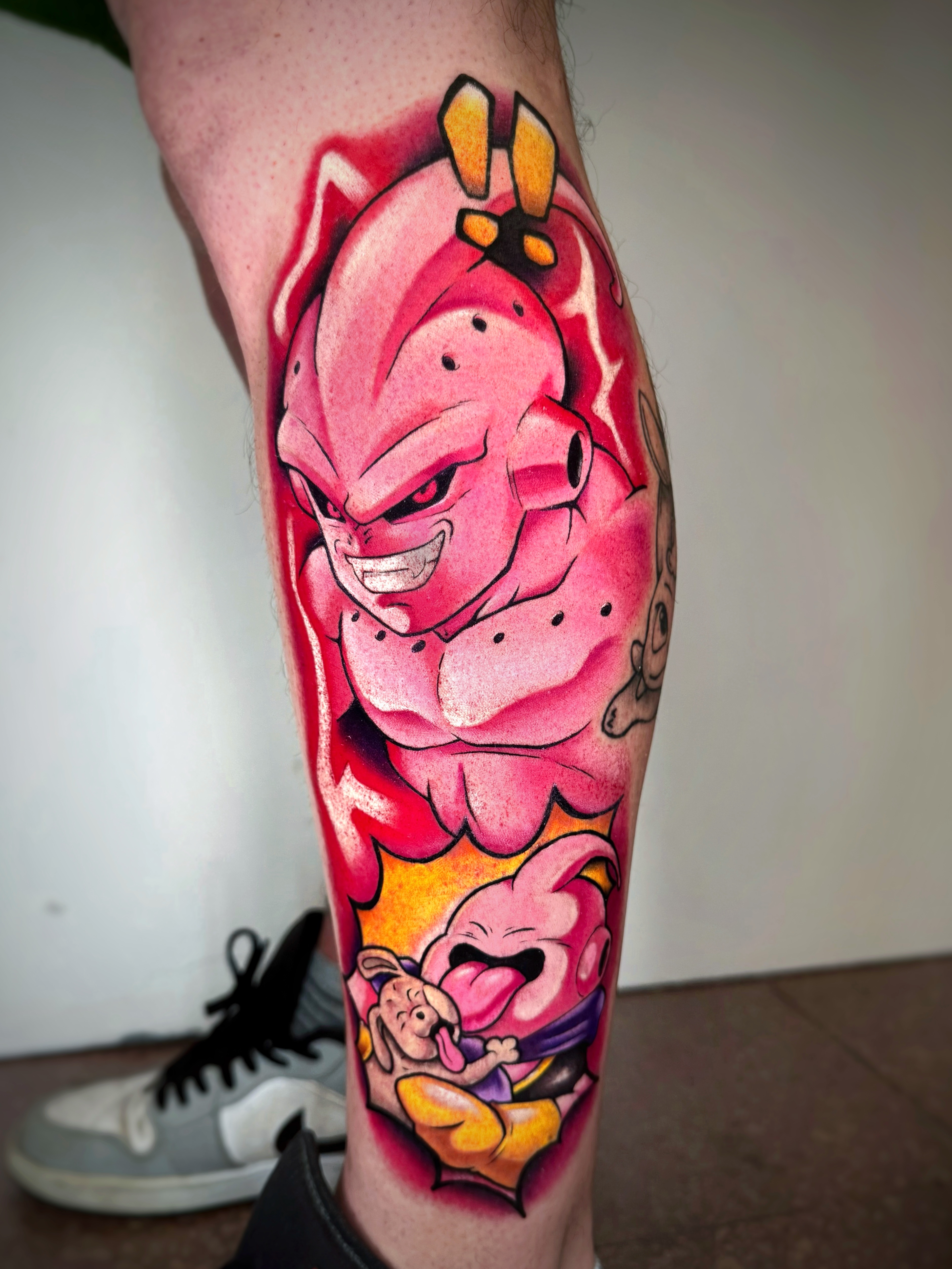 Tatuaggio anime Majin Buu rosa a colori realizzato da SAZE