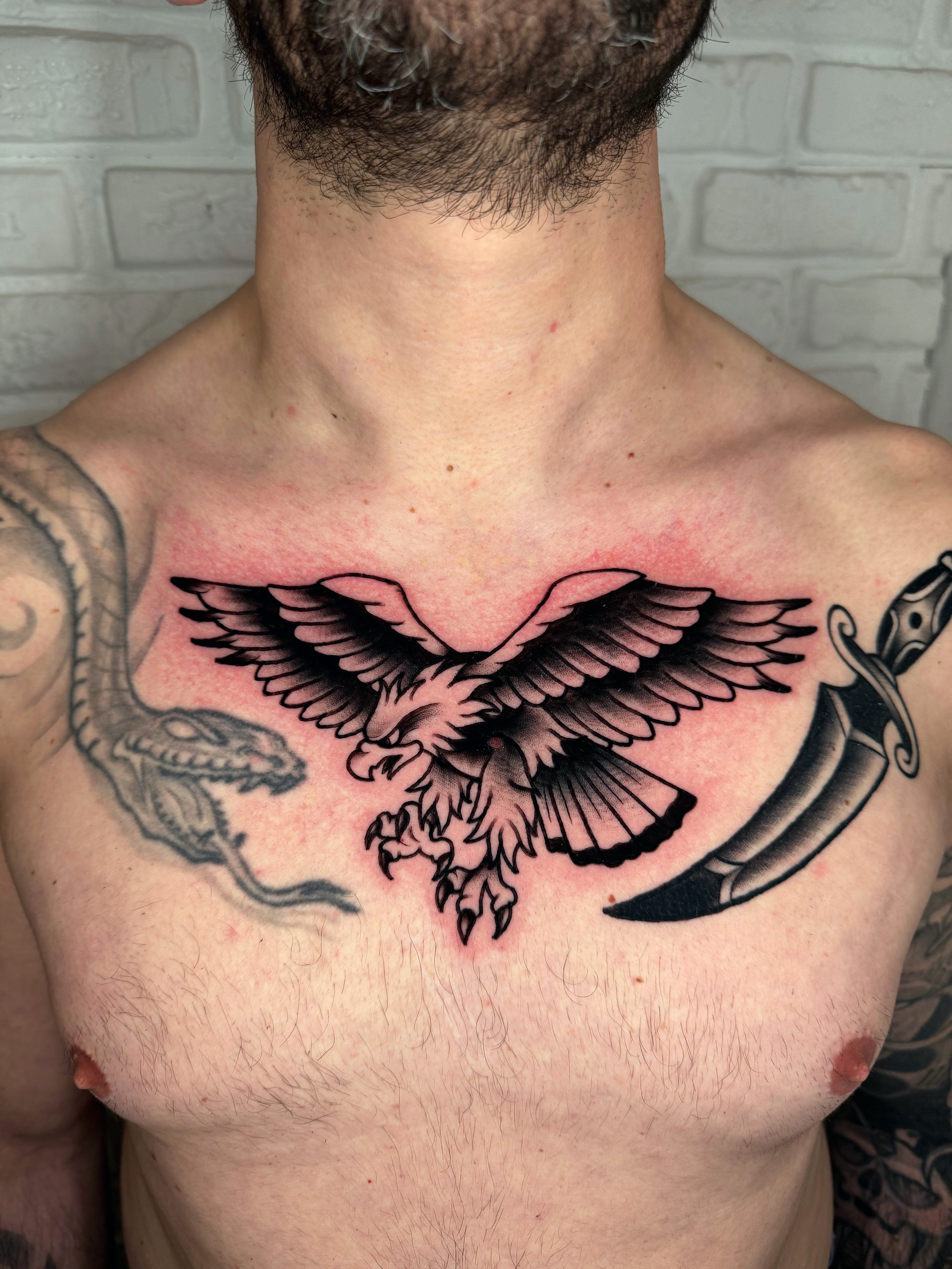 Tatuaggio aquila sul petto realizzato da Thomas Morello AKA SAZE