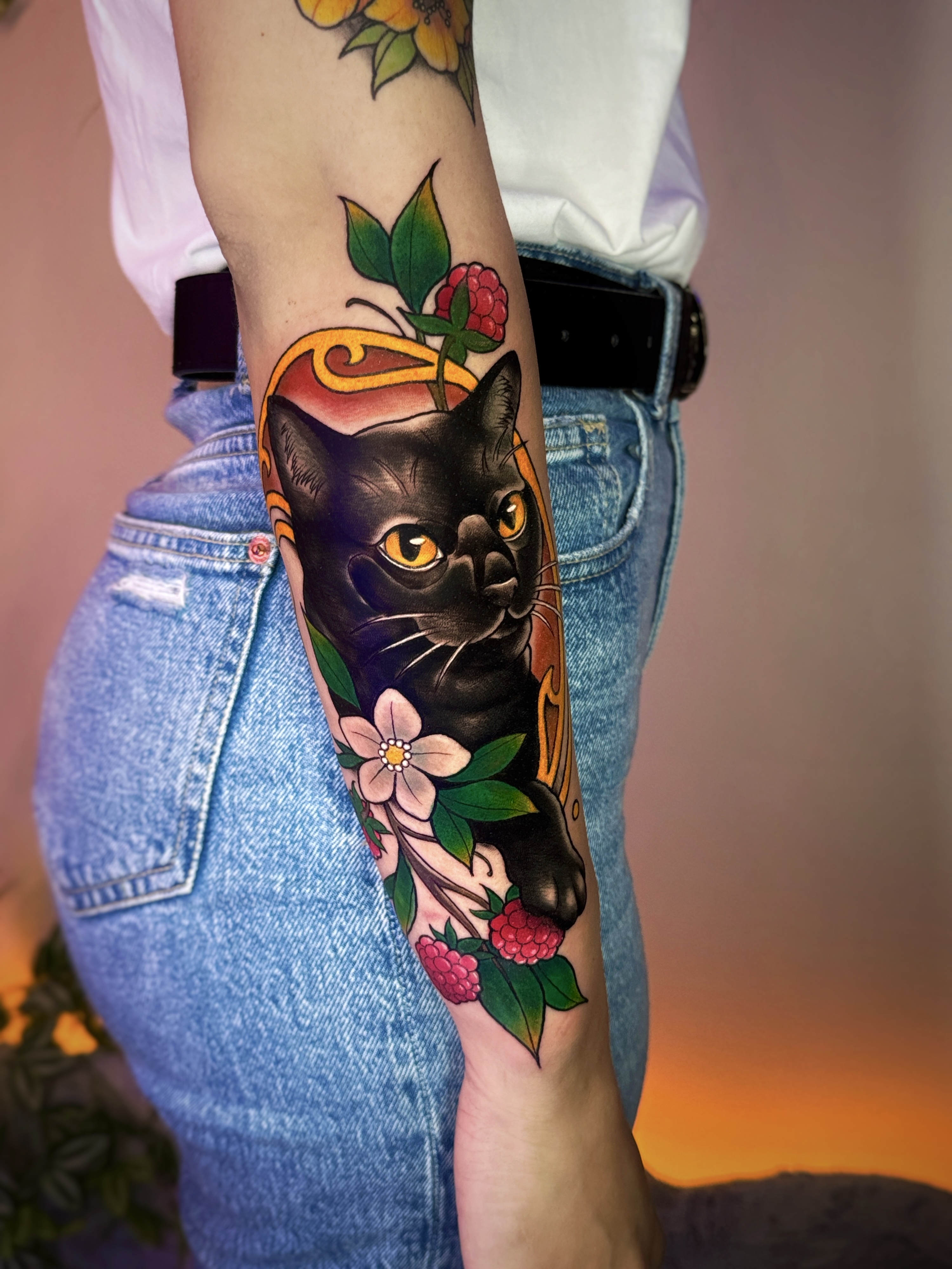Tatuaggio traditional gatto nero a colori realizzato da SAZE da Happy Tattoo Club