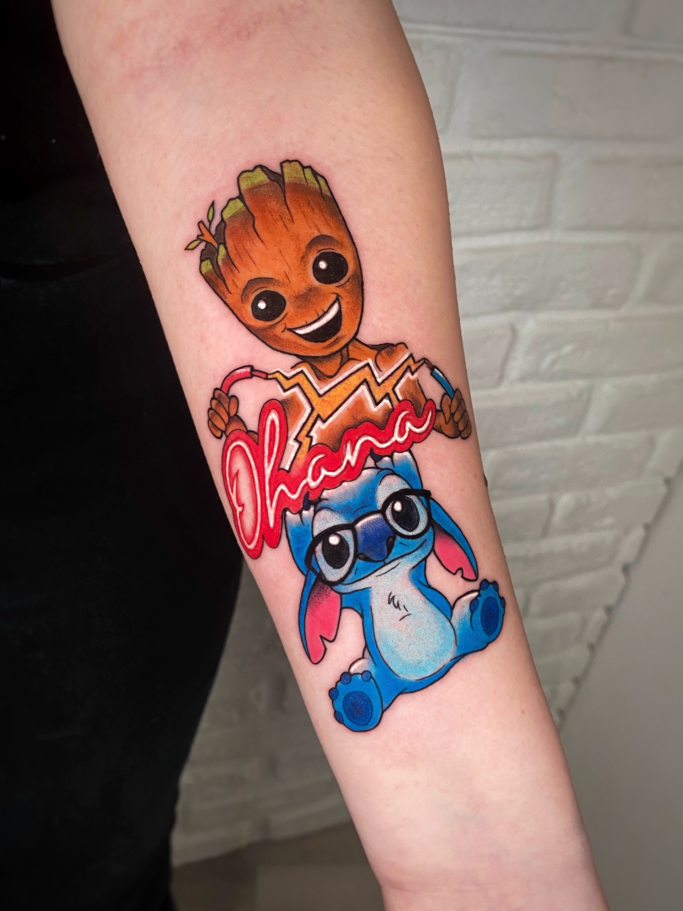 Tatuaggio cartoon Groot e Stitch a colori realizzato da Thomas Morello AKA SAZE