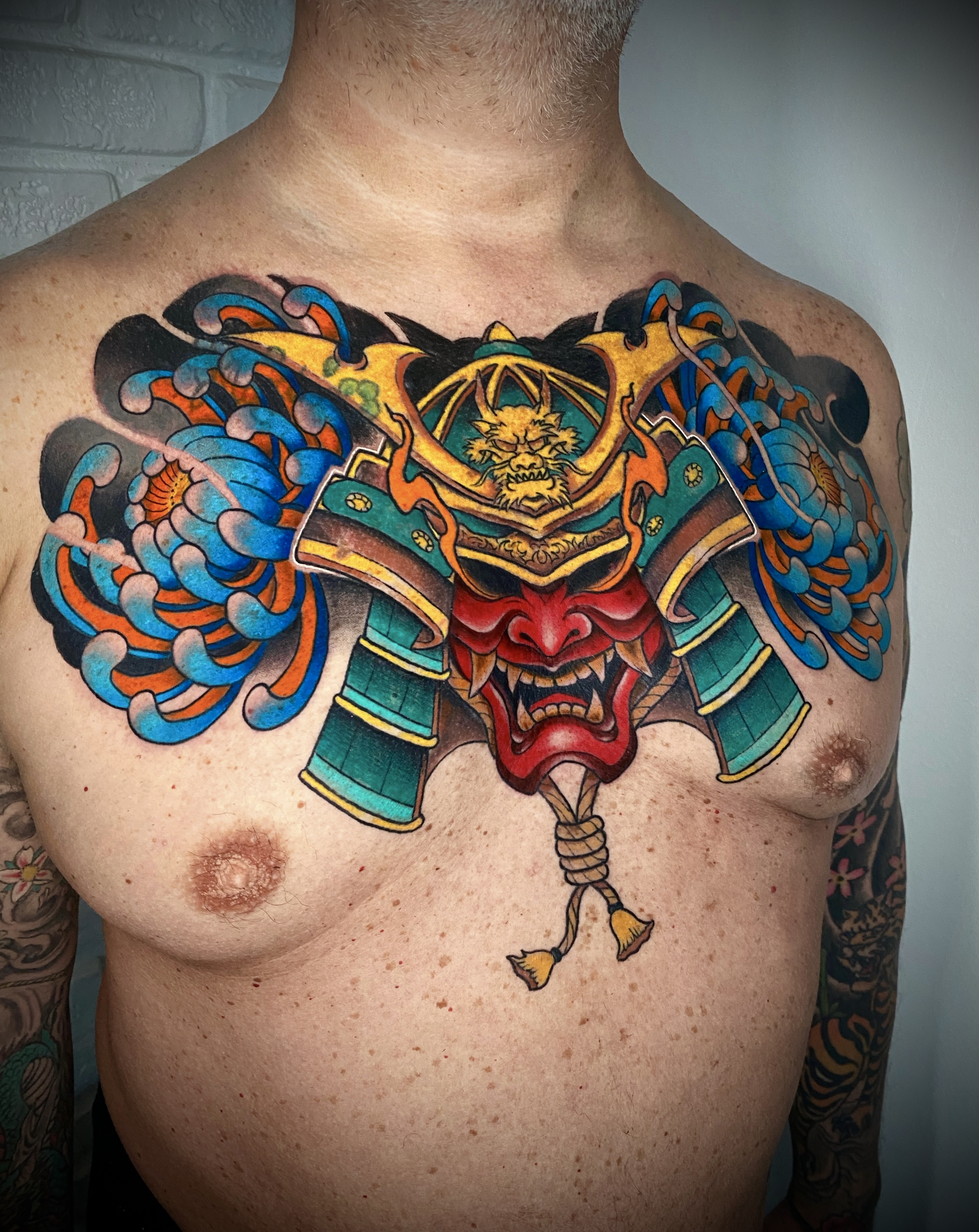 Tatuaggio samurai Japanese a colori sul petto realizzato da SAZE