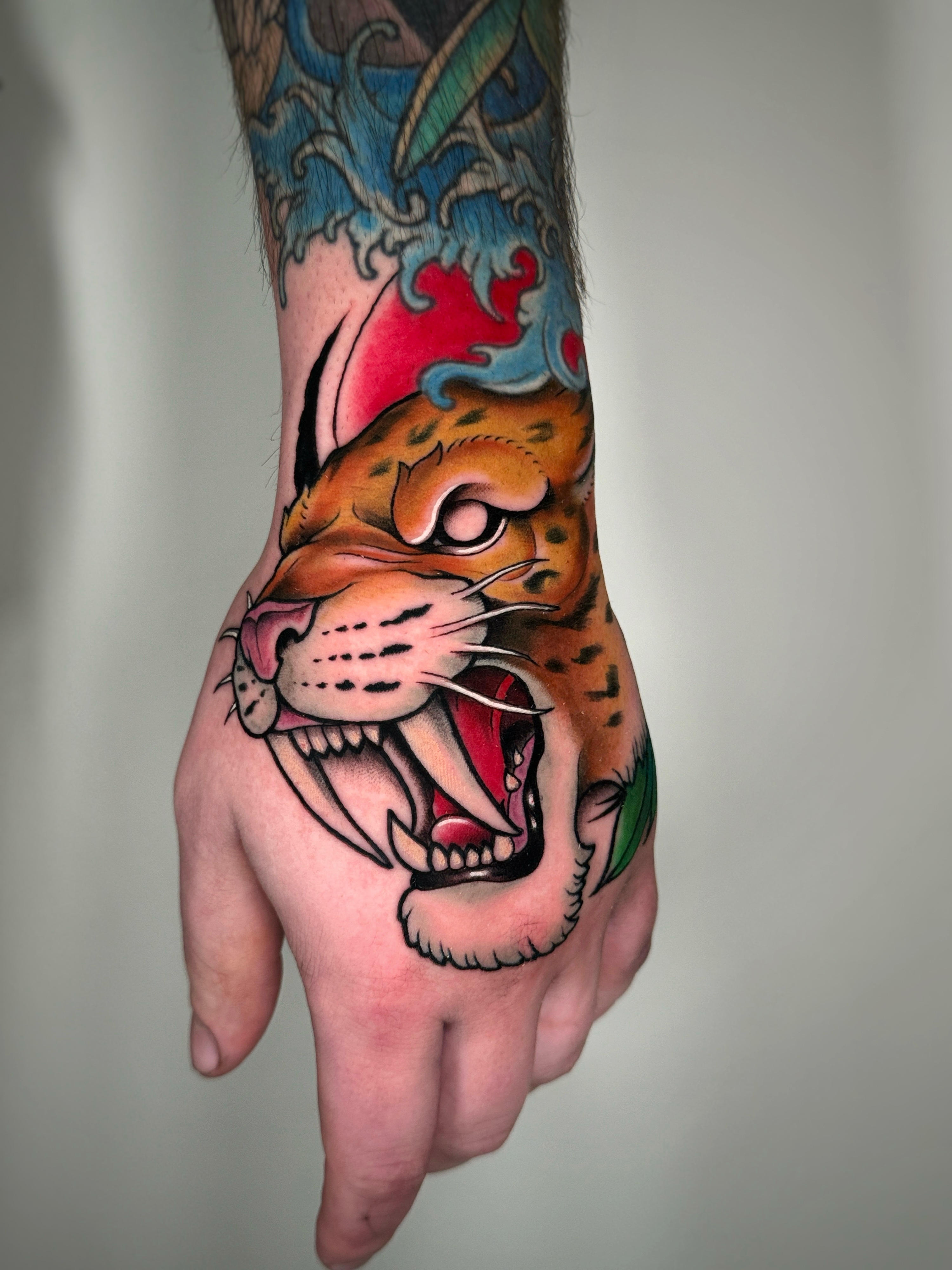 Tatuaggio neo traditional tigre sulla mano realizzato da SAZE