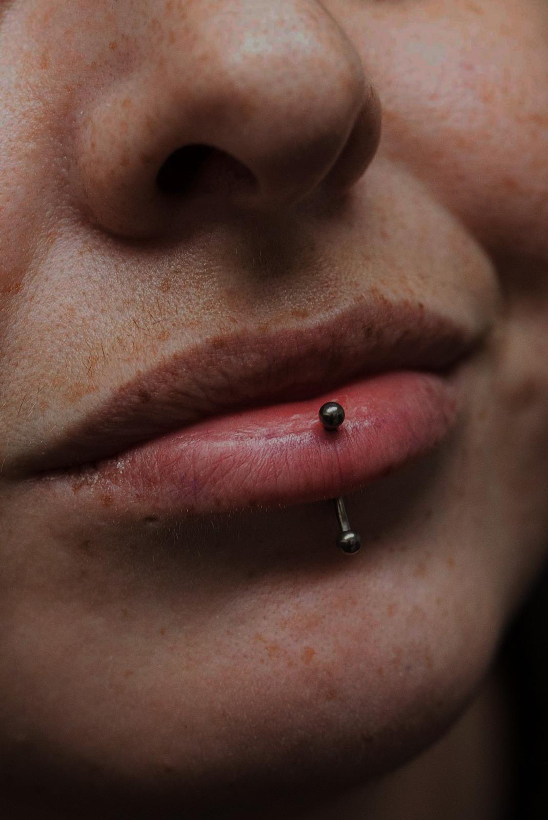 Piercing al labbro realizzato da Xhenis Gega