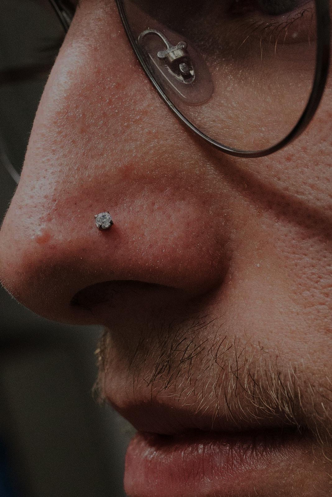 Piercing al naso con punto luce realizzato da Xhenis Gega