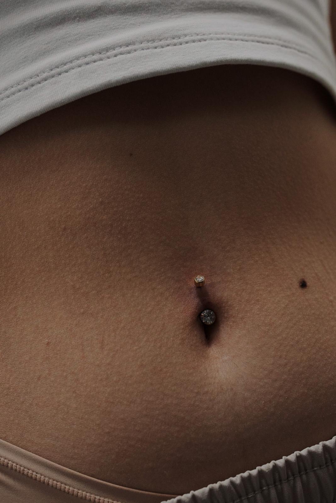 Piercing all’ombelico realizzato da Xhenis Gega