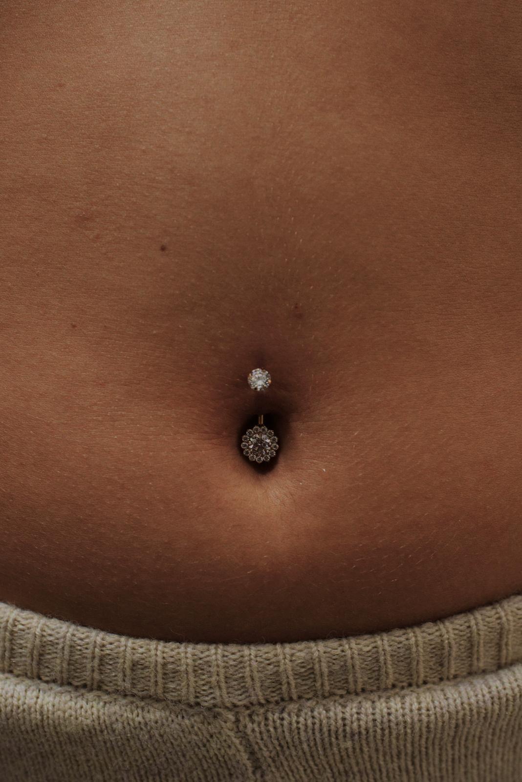 Piercing all’ombelico con gioiello decorato realizzato da Xhenis Gega