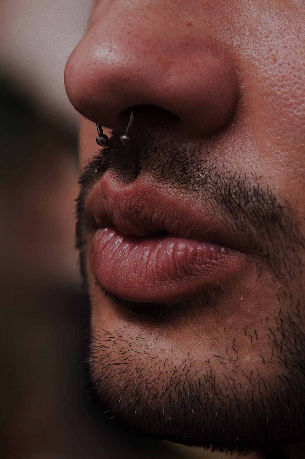 Piercing al setto con gioiello ad anello realizzato da Xhenis Gega