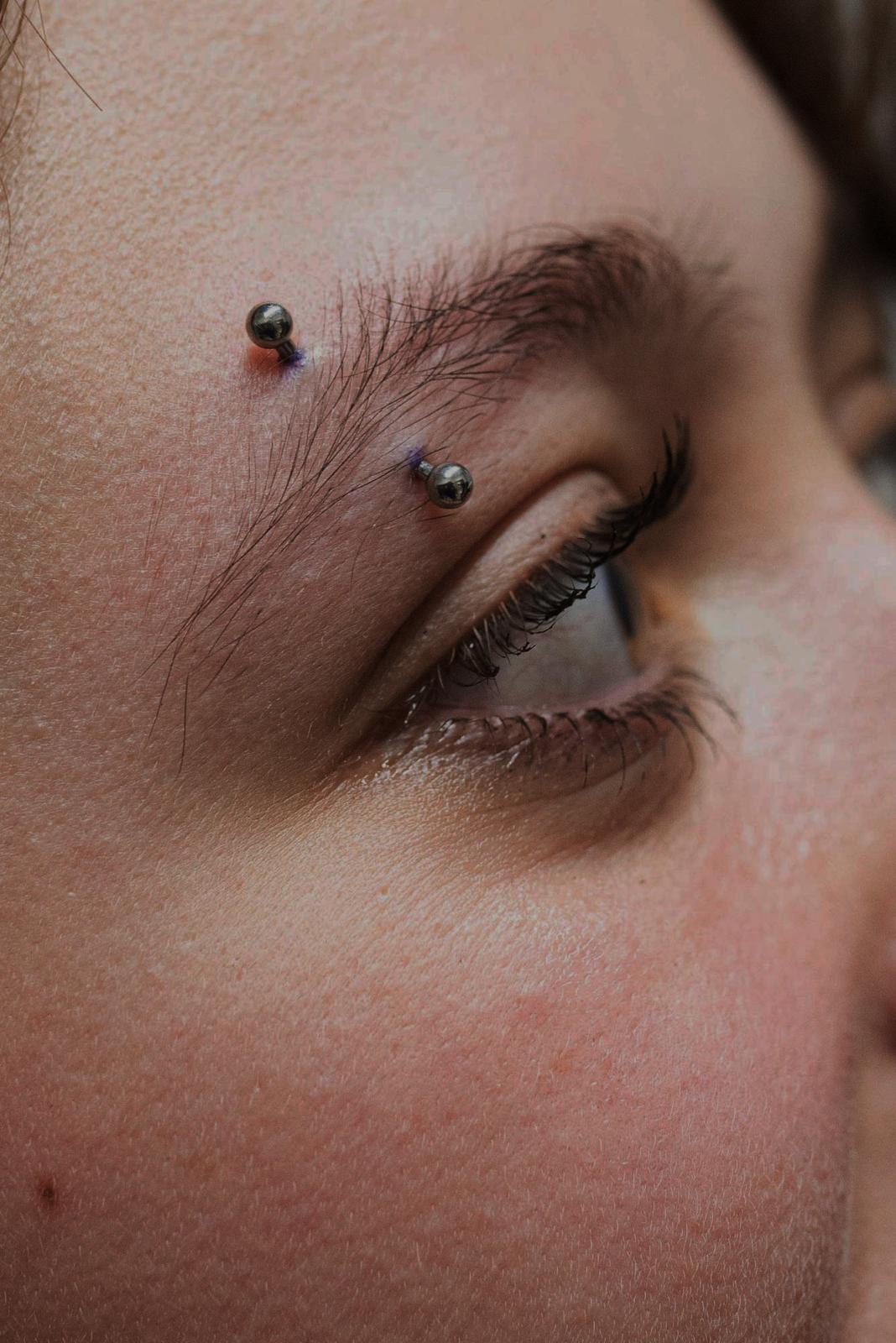 Piercing al sopracciglio realizzato da Xhenis Gega